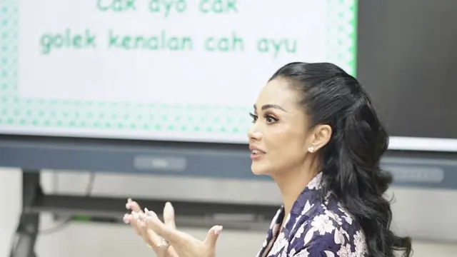 Krisdayanti saat hadir di acara sekolah anaknya dengan rambut terurai panjang. [@krisdayantilemos]