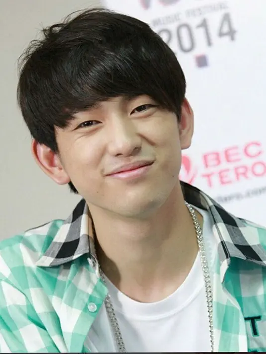 Jinyoung akan berperan sebagai Heo Joon Jae remaja, seorang penipu yang jenius dan bisa berubah menjadi apa saja, seperti pengacara, dokter, pengusaha, dll. (Instagram/Jinyoung)