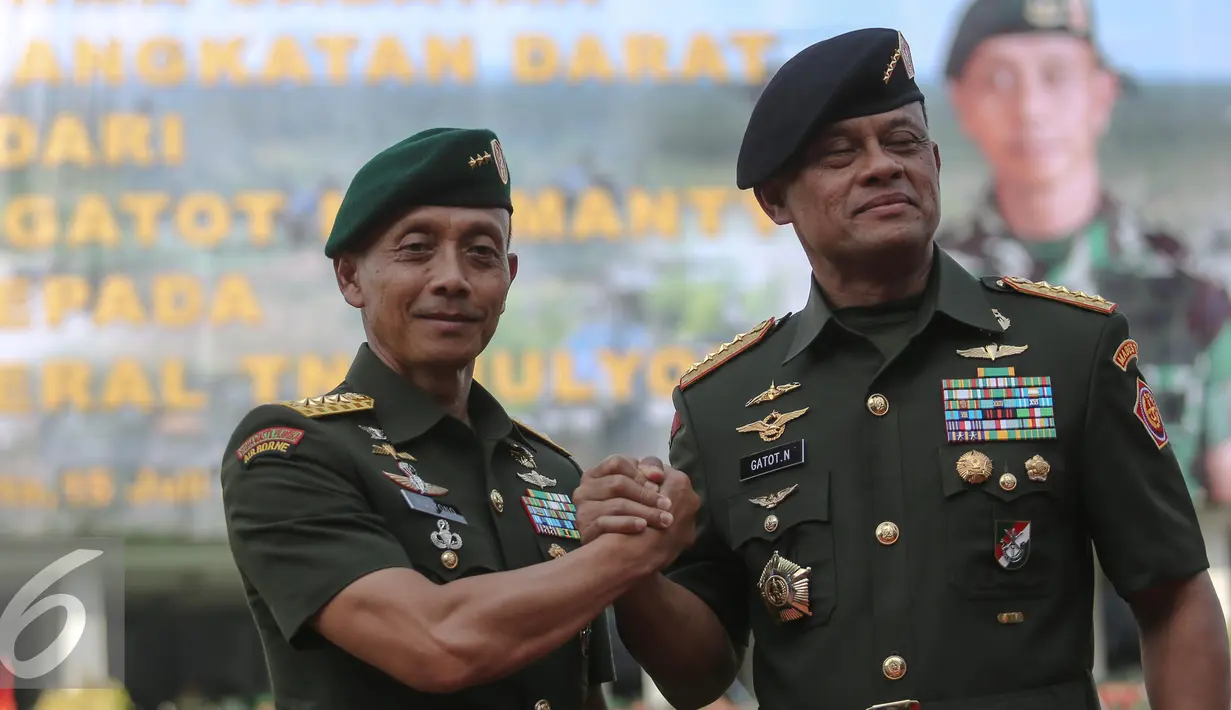 Jenderal TNI Gatot Nurmantyo (kanan) dan Letnan Jenderal TNI Mulyono usai serah terima jabatan Kepala Staf TNI AD di Markas Besar Angkatan Darat, Jakarta, Rabu (15/7/2015). (Liputan6.com/Faizal Fanani)