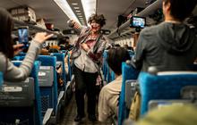 FOTO: Horor! Gerombolan Zombie Teror Penumpang Kereta Peluru Shinkansen di Jepang