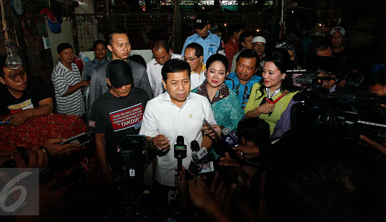 Ketua DPR RI Setya Novanto memberi keterangan saat sidak di Pasar Induk Kramat Jati, Jakarta Timur, Kamis (12/1). Harga cabai yang melambung tinggi menjadi keprihatinan Ketua DPR sehingga perlu dilakukannya sidak. (Liputan6.com/Johan Tallo)