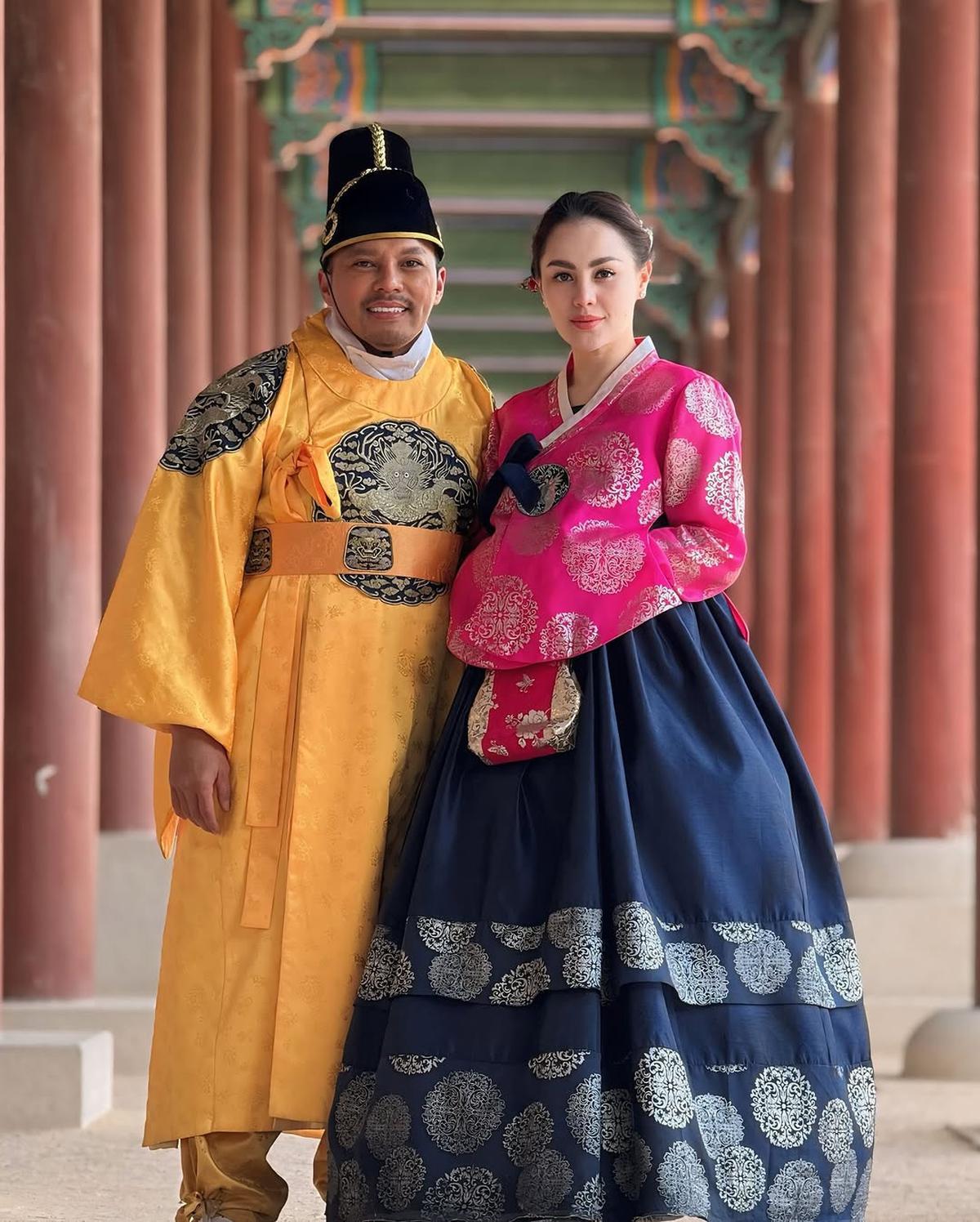 Potret Jennifer Dunn dan Keluarga Pakai Hanbok saat Nikmati Momen di Istana Gyeongbok