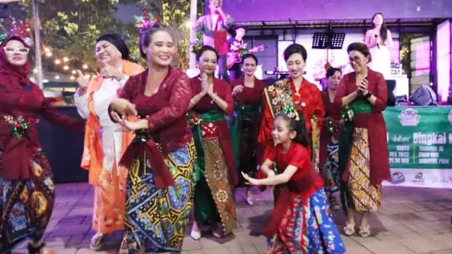 Kebaya Christmas Carol