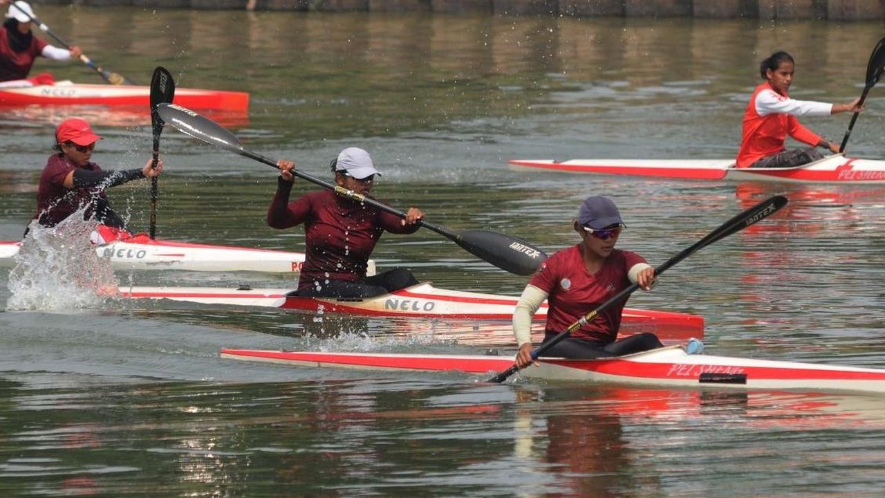 Menyambut persiapan PON, atlet dayung DKI Jakarta  melakukan sesi latihan rutin di aliran Kanal Banjir Timur (KBT) di Kawasan Marunda Jakarta, Kamis (9/5/20224). Foto:  Merdeka.com / Imam Buhori<br>