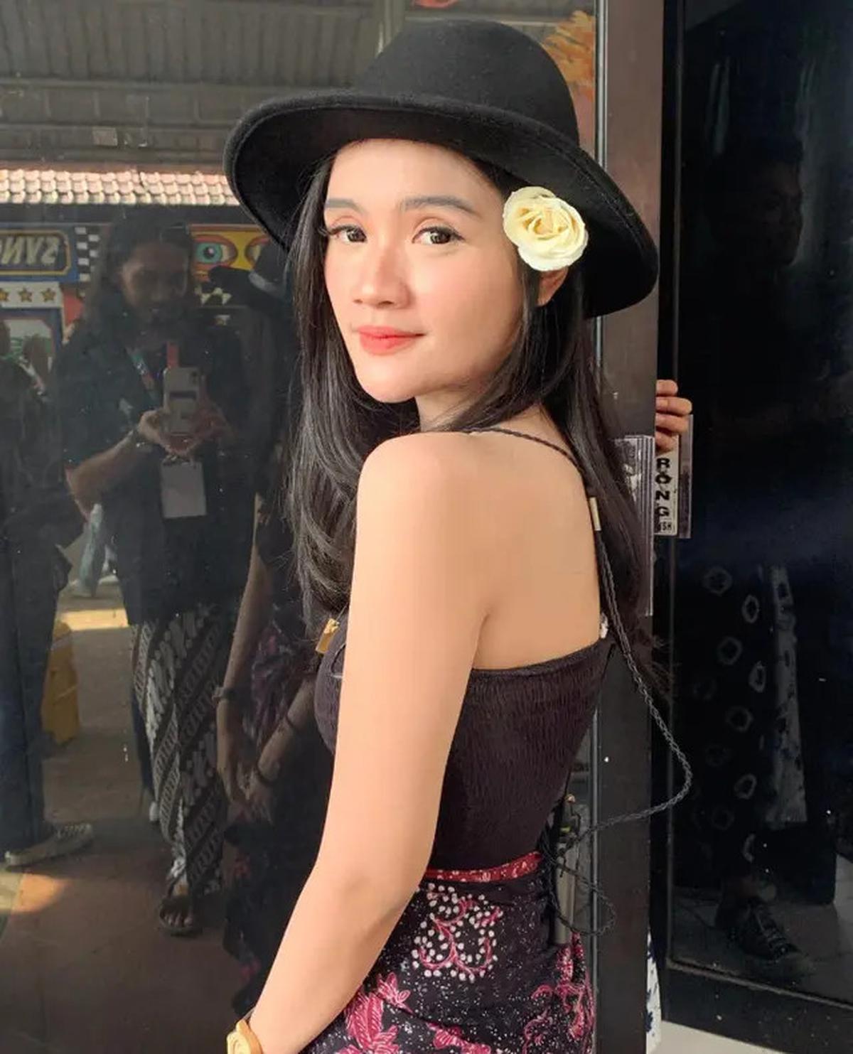 9 Gaya Fanny Soegi dengan Rok Batik, Anggun dan Kekinian