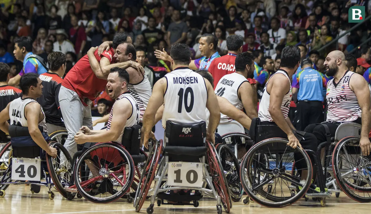 Para pebasket kursi roda Iran merayakan kemenangan atas Jepang pada final Asian Para Games di Hall A Senayan, Jakarta, Sabtu (13/10). Iran menang 68-66 atas Jepang. (Bola.com/Vitalis Yogi Trisna)