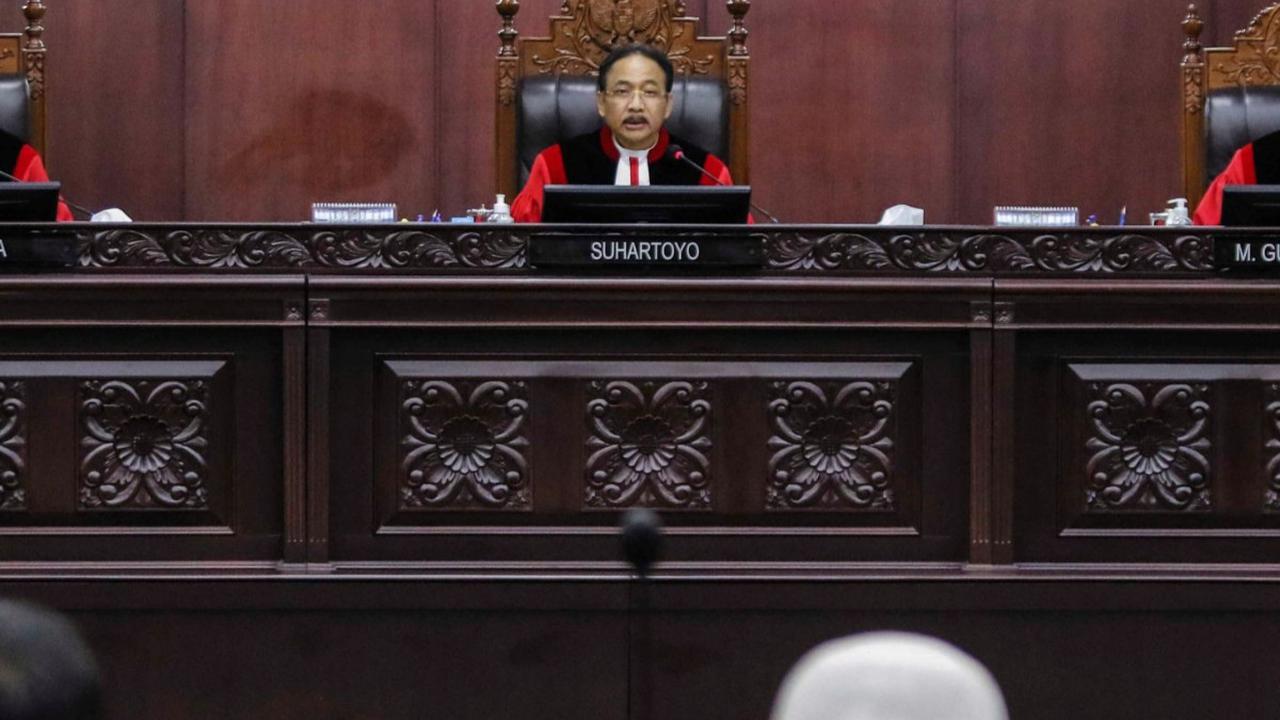 Dalam sidang tersebut majelis hakim MK menolak permohonan uji formil batas usia capres dan cawapres yang diajukan Pakar Hukum dan Tata Negara, Denny Indrayana dan Pengajar UGM Zainal Arifin Mochtar.