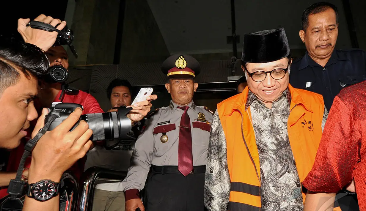 Waryono Karno menjalani pemeriksaan sebagai tersangka terkait kasus dugaan penerimaan hadiah atau janji dalam kegiatan di Kementerian ESDM, Jakarta, Selasa (6/1/2015). (Liputan6.com/Miftahul Hayat)