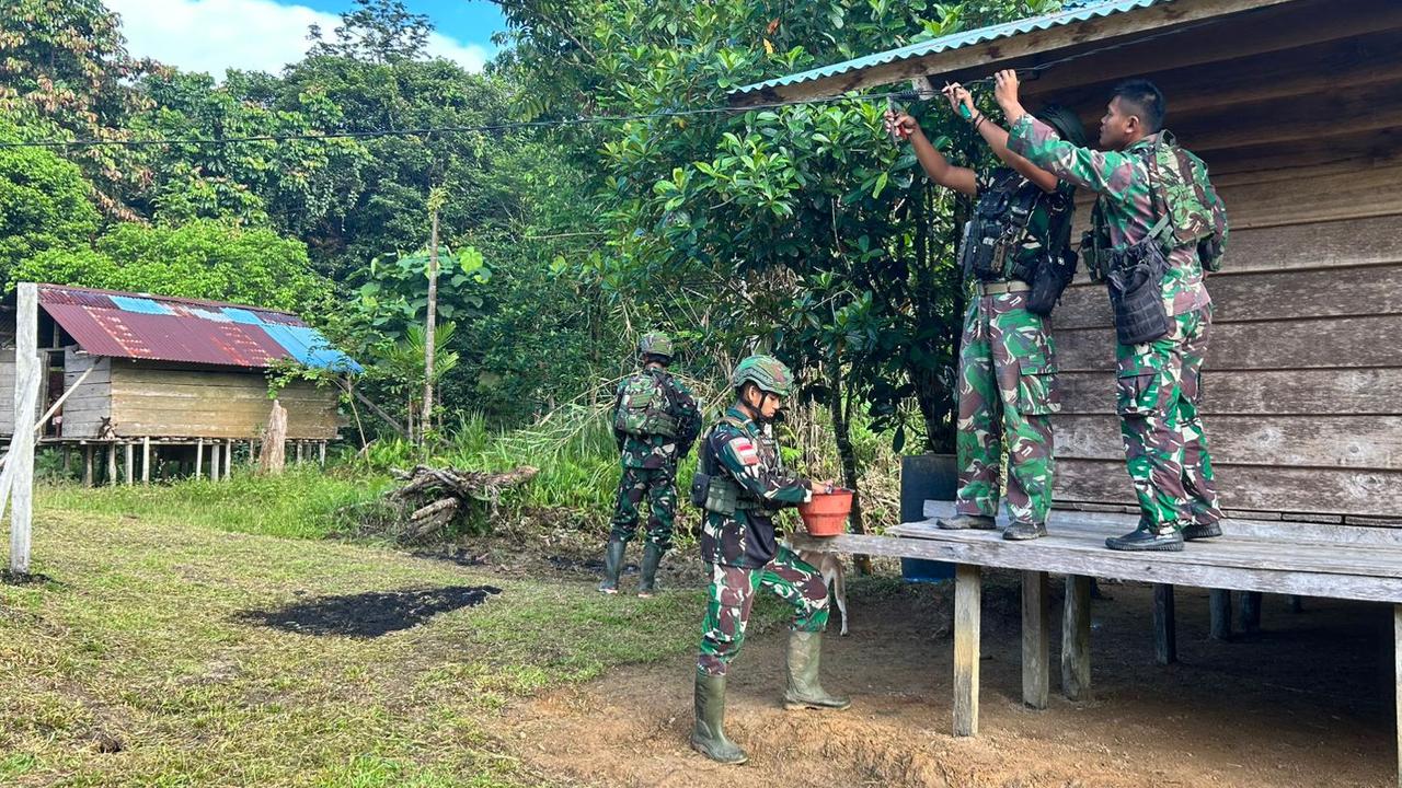 Papua Terang, Raider 501/Bajra Yudha Kostrad Pasang Lampu Solar Cell di Distrik Aifat Disambut Warga