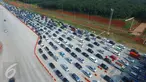 Pantauan udara arus balik libur panjang di tol Cikopo, Jawa Barat, Minggu (27/3). Kendaraan mengantri hingga 1 km untuk memasuki gerbang tol. (Liputan6.com/Muhammad Husni)