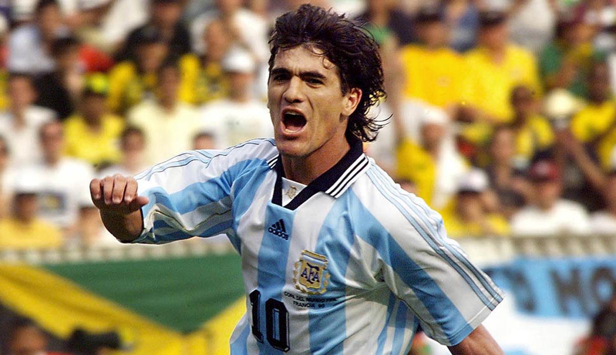 2. Ariel Ortega - Gelandang mungil ini memang memiliki permainan mirip Maradona, meski agak sedikit bermain sedikit ke tengah. Namun prestasinya jauh dari yang dicapai sang mega bintang Maradona. (AFP/Pedro Ugarte)
