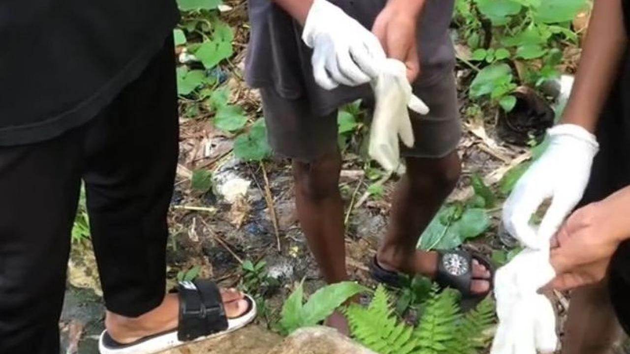 Sebelum memulai membersihkan sampah, ketiga remaja ini terlebih dahulu memakai sarung tangan. Namun untuk alas kaki, mereka hanya memakai sandal milik mereka sendiri.
