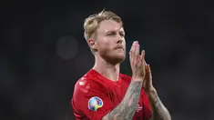 Bek Denmark, Simon Kjaer memberikan tepuk tangan kepada pendukungnya  usai pertandingan melawan Inggris pada semifinal Euro 2020 di stadion Wembley di London, Kamis (8/7/2021). Inggris menang atas Denmark dengan skor 2-1. (Laurence Griffiths/Pool Photo via AP)