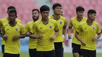 Para pemain Thailand berlari santai saat latihan di Stadion Rajamangala, Bangkok, Jumat (16/11). Latihan ini persiapan jelang laga Piala AFF 2018 melawan Timnas Indonesia. (Bola.com/M. Iqbal Ichsan)
