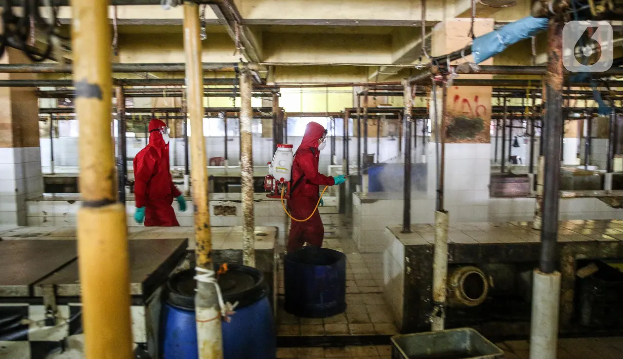 Petugas Pemadam Kebakaran menyemprotkan cairan disinfektan di Pasar Kebayoran Lama, Jakarta, Kamis (18/6/2020). Pasar Kebayoran Lama ditutup sementara selama tiga hari mulai hari ini, 18-20 Juni 2020 untuk sterilisasi usai 14 pedagang dinyatakan positif COVID-19. (Liputan6.com/Faizal Fanani)