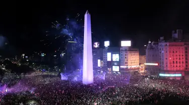 Suporter River Plate merayakan gelar juara Copa Libertadores di Obelisk, Buenos Aires, Argentina, Minggu (9/12). River Plate merebut gelar juara Copa Libertadores usai menaklukkan Boca Juniors dengan skor 3-1. (AP Photo/Gustavo Garello)