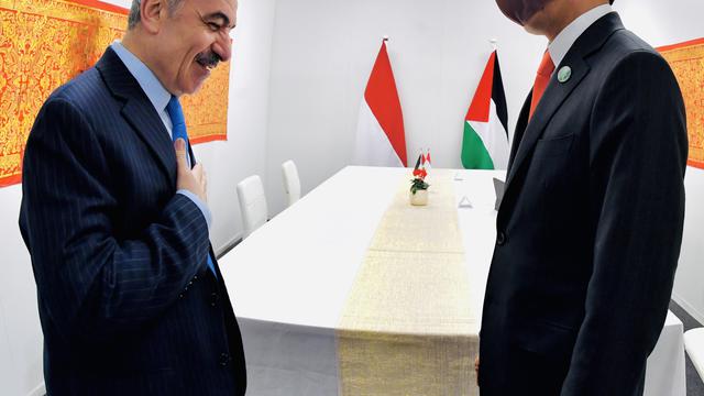 Jokowi saat melakukan pertemuan bilateral dengan Perdana Menteri (PM) Palestina Mohammad Ibrahim Shtayyeh di sela-sela pelaksanaan Konferensi Tingkat Tinggi (KTT) Pemimpin Dunia COP26 di Scottish Event Campus, Glasgow Skotlandia, Senin, 1 November 2021.