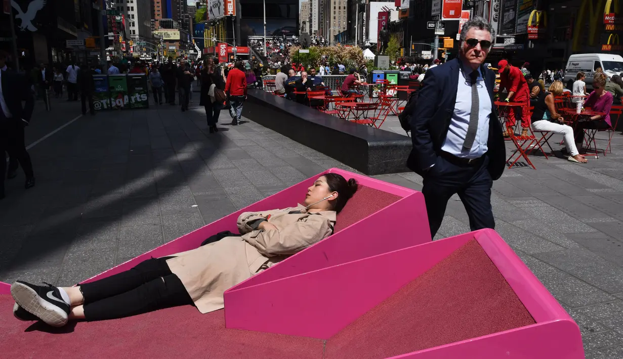 Sejumlah orang berjemur di Pedestrian Times Square, New York, AS, Selasa (2/5). Cuaca hangat di New York dimanfaatkan warga untuk berjemur. (AFP PHOTO / TIMOTHY A. CLARY)