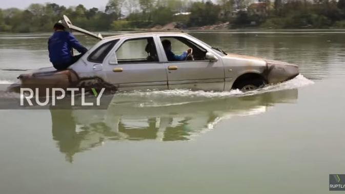Keren, Pria Ini Buat Mobil Amfibi dari Mobil Jadul 