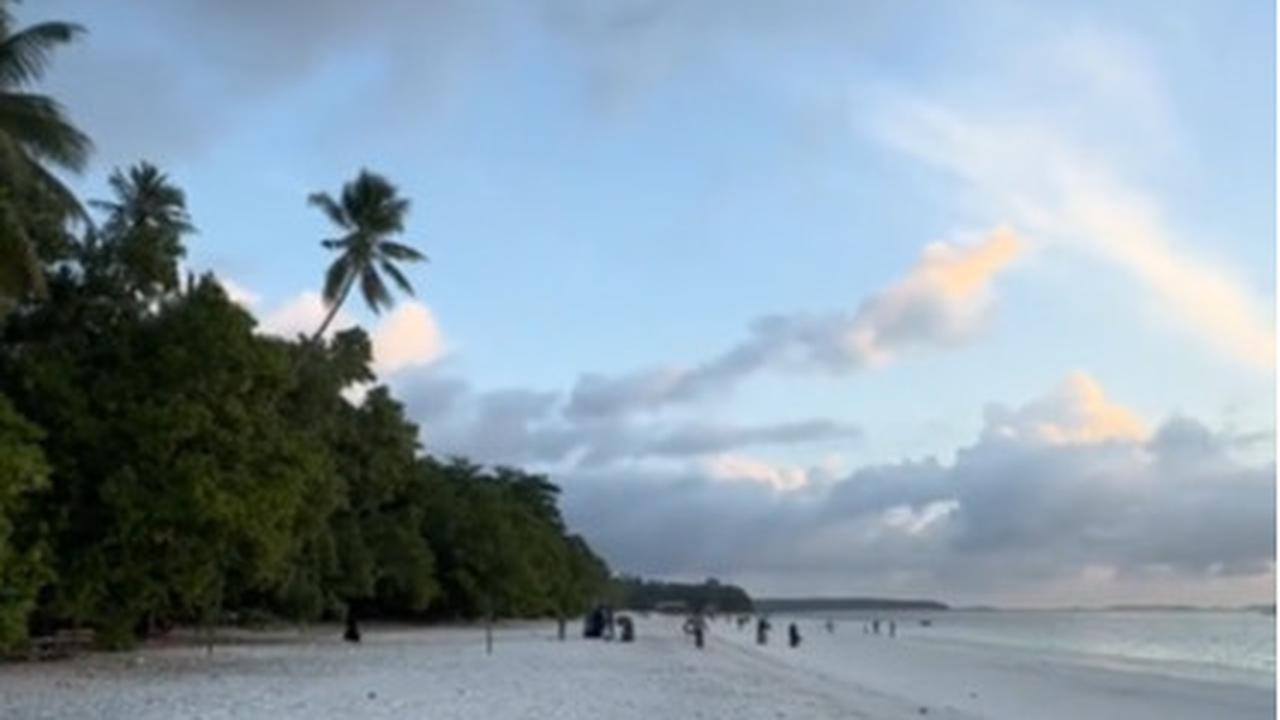Dibuat Takjub, Momen Pria yang Perlihatkan Pantai dengan Pasir Terhalus di Dunia Ini Curi Perhatian