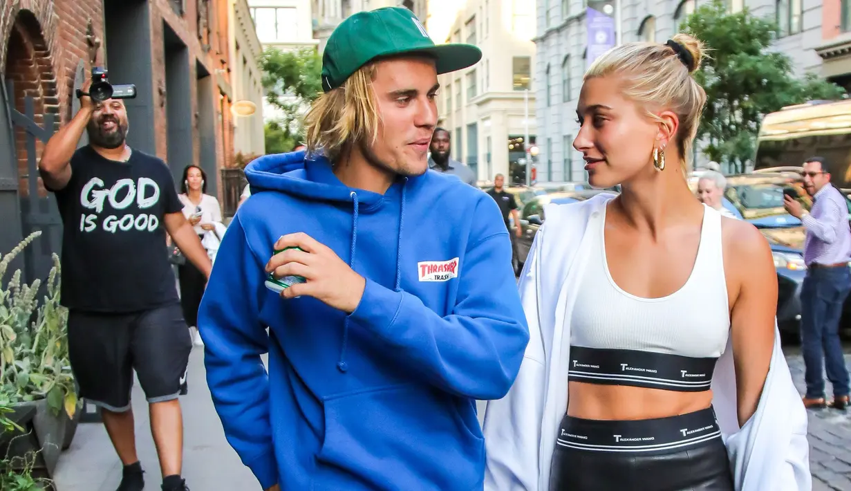 Dikabarkan Justin Bieber membeli rumah tersebut agar Hailey Baldwin merasa lebih dicintai (Harper's Bazaar)