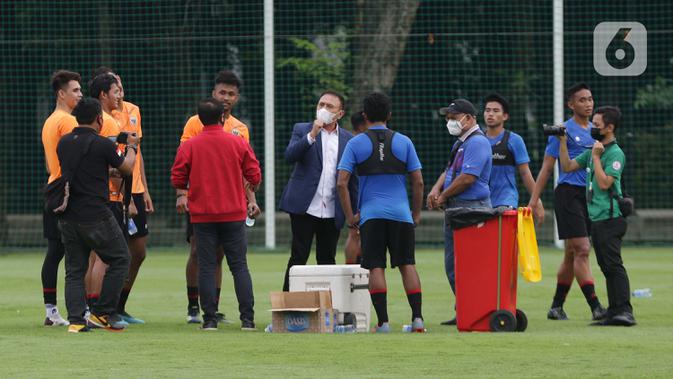 Ketua Umum PSSI Mochamad Iriawan (tengah) meninjau latihan perdana TImnas Indonesia U-22 di Lapangan D, Kompleks Gelora Bung Karno, Senayan, Jakarta, Rabu (10/2/2021). Latihan perdana Timnas U-22 diikuti 31 pemain yang dipersiapkan untuk SEA Games 2021 di Vietnam. (Liputan6.com/Helmi Fithriansyah)
