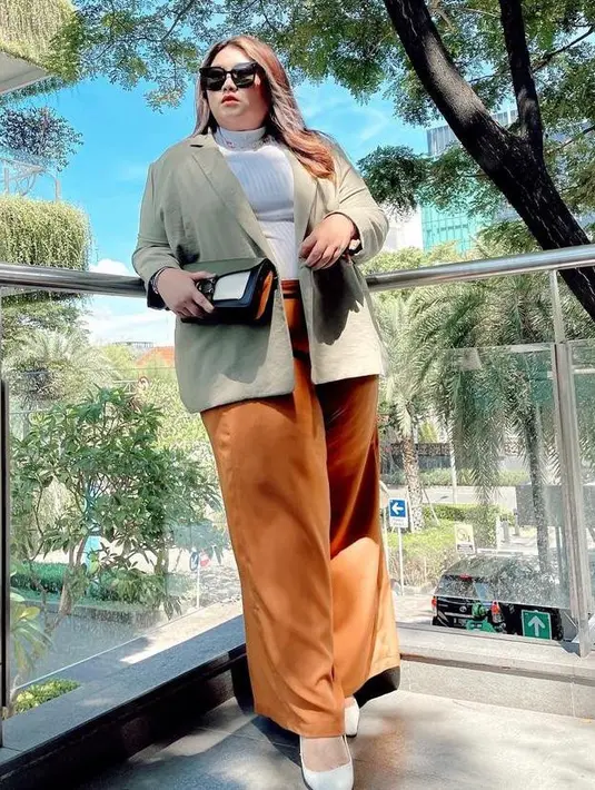 Blazer bisa menjadi solusi untuk samarkan tubuh gemuk. Selain itu, blazer juga membuat penampilanmu terlihat trendi. (Instagram/clarissaputri_).