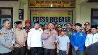Kapolres Bengkalis AKBP Setyo Bimo Anggoro dalam konferensi pers dugaan penghinaan simbol negara di Kabupaten Bengkalis. (Liputan6.com/M Syukur)