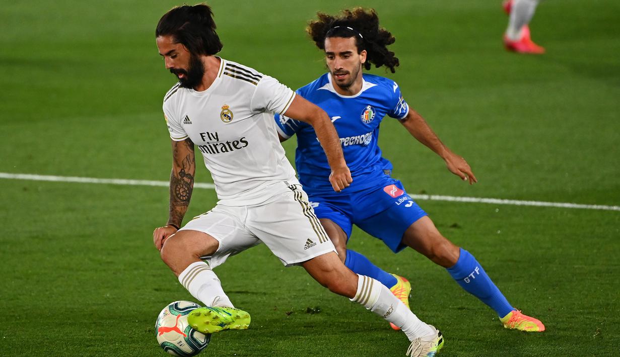 Gelandang Real Madrid, Isco, berebut bola dengan bek Getafe, Marc Cucurella, pada laga lanjutan La Liga pekan ke-33 di Stadion Alfredo Di Stefano, Jumat (3/7/2020) dini hari WIB. Real Madrid menang 1-0 atas Getafe. (AFP/Gabriel Bouys)