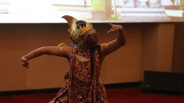 Penarin Keraton Yogyakarta persembahkan tarian Klana Topeng di Paviliun Indonesia Dubai Expo 2020. (Istimewa)