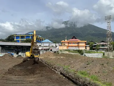 Sebuah ekskavator tampak melakukan pekerjaan renovasi Stadion Gelora Kie Raha yang terletak di Ternate, Maluku Utara pada Kamis, (14/3/2024). Stadion tersebut akan menjadi markas bagi Malut United untuk Liga 1 musim depan. (Bola.com/Hery Kurniawan)
