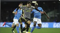 Federico Chiesa dari Juventus dan Victor Osimhen dari Napoli berebut bola saat pertandingan sepak bola Serie A antara Napoli dan Juventus di stadion Diego Armando Maradona di Naples, Italia, Minggu, 3 Maret 2024. (Alessandro Garofalo/LaPresse via AP)