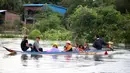 Sejumlah orang menaiki perahu cepat di area banjir di Distrik Mongkul Borey, Provinsi Banteay Meanchey, Kamboja, pada 21 Oktober 2020. PM Samdech Techo Hun Sen pada Rabu (21/10) mengatakan banjir bandang di Kamboja telah merenggut 34 jiwa dan memaksa puluhan ribu orang dievakuasi. (Xinhua/Li Lay)