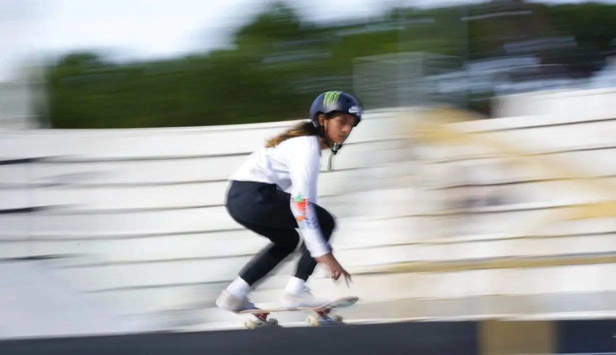 Skater Brasil, Rayssa Leal, saat beraksi pada  Kejuaraan dunia skateboard jalanan di Roma, Jumat (4/6/2021). Ajang tersebut merupakan kualifikasi untuk Olimpiade Tokyo 2020. (AP/Alessandra Tarantino)