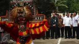 Menteri Perhubungan Budi Karya Sumadi bersama Wagub Jawa Timur, Saifullah Yusuf mendapatkan sambutan atraksi tarian reog Ponorogo saat menghadiri acara peresmian Terminal Bus Tipe A Seloaji di Kabupaten Ponorogo, Jumat (3/2). (Liputan6.com/Johan Tallo)
