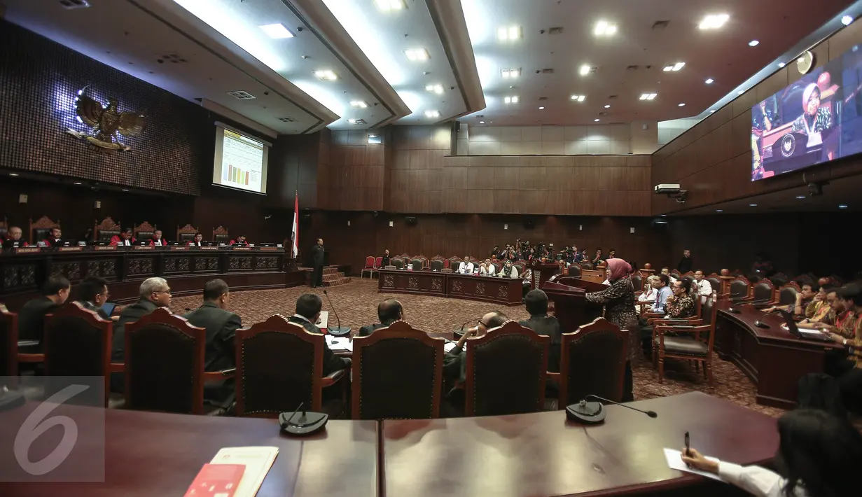 Suasana saat Wali Kota Surabaya Tri Rismaharini memberi kesaksian dalam sidang lanjutan di Mahkamah Kostitusi Jakarta, Rabu (8/6). Risma menjadi saksi terkait gugatan pengelolaan SMK/SMA oleh Pemprov Jawa Timur. (Liputan6.com/Faizal Fanani)