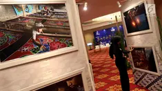Pengunjung melihat Foto para Finalis ajang Penganugrahan Praja 2018, Jakarta, Kamis (16/11). Dalam kesempatan tersebut Praja meluncurkan  Pracico Privilege,  kartu keanggotaan pada koperasi simpan pinjam Pracico Inti Sejahtera. (Liputan6.com/Johan Tallo)