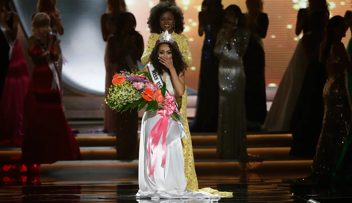 Miss District of Columbia, Kara McCullough bereaksi saat disematkan mahkota kontes kecantikan Miss USA 2017 di Las Vegas, Minggu (14/5). Kara McCullough adalah ilmuwan muda yang bekerja untuk U.S. Nuclear Regulatory Commission. (AP Photo/John Locher)