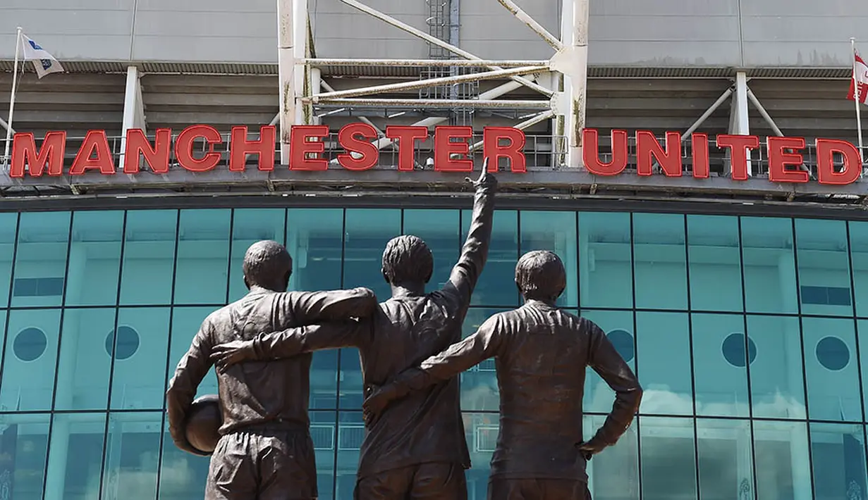 Perjalanan MU musim lalu diwarnai kegagalan lolos dari fase grup Liga Champions serta hanya mampu finis di peringkat ke-5 klasemen Liga Inggris. Hal itu membuat manajemen klub kecewa dengan kepemimpinan pelatih Louis van Gaal. (AFP/Paul Ellis)