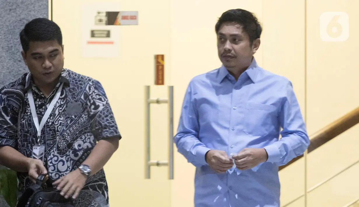 Bendahara Umum (Bendum) PBNU, Mardani H Maming (kanan) usai menjalani pemeriksaan di Gedung KPK, Jakarta, Kamis (2/6/2022). Kepada wartawan, Mardani H Maming mengaku diperiksa KPK terkait masalah dengan pemilik PT Jhonlin Group, Samsudin Andi Arsyad alias Haji Isam. (Liputan6.com/Helmi Fithriansyah)