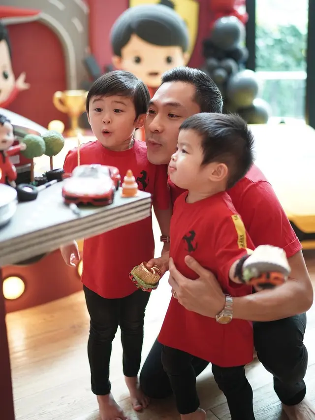 Harvey Moeis suami Sandra Dewi saat momong anak (Foto: Instagram/@mikhaelmoeis2)