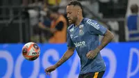 Penyerang Santos #10, Neymar, melakukan pemanasan sebelum pertandingan Campeonato Paulista A1 antara Corinthians dan Santos di Arena Corinthians di Sao Paulo pada 12 Februari 2025. (NELSON ALMEIDA/AFP)