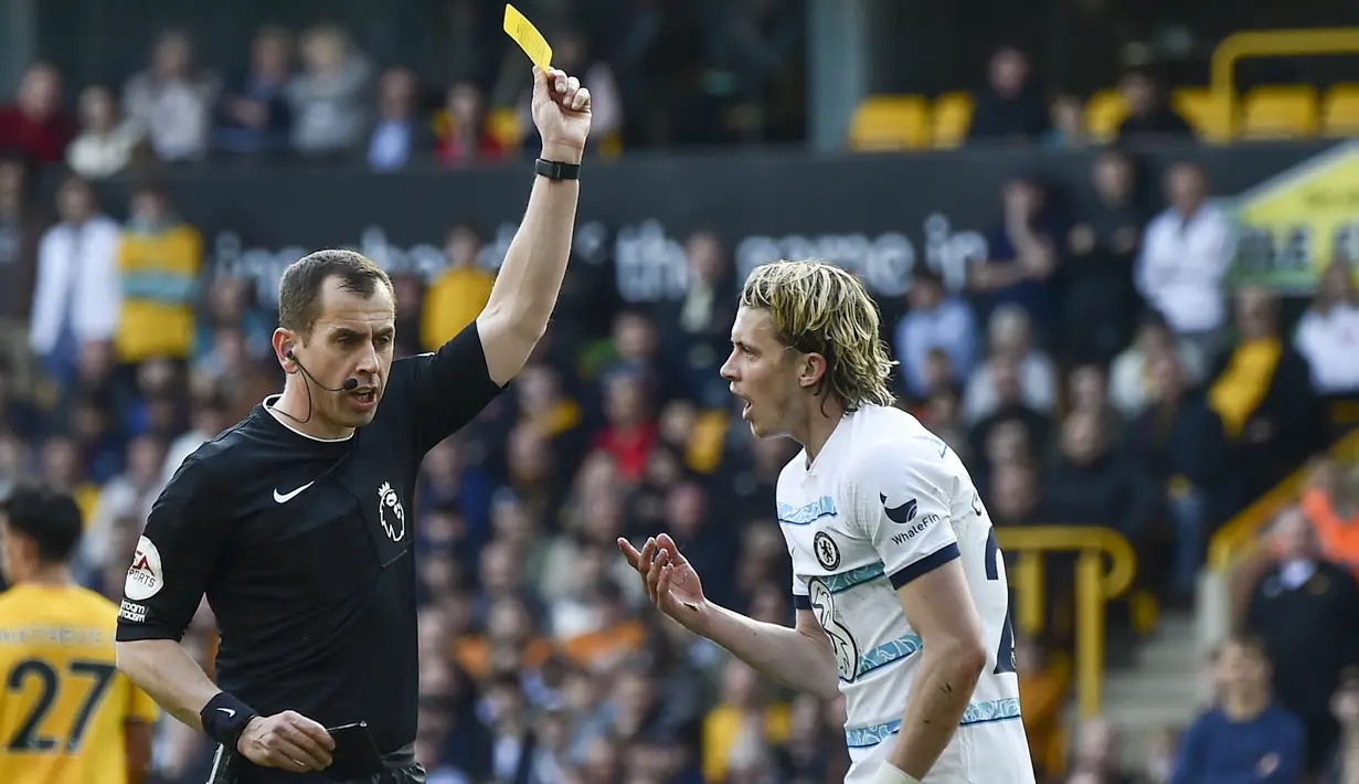Wasit Peter Bankes mengganjar kartu kuning kepada gelandang Chelsea, Conor Gallagher saat menghadapi Wolverhampton Wanderers pada laga pekan ke-30 Liga Inggris 2022/2023 di Molineux Stadium, Wolverhampton, Sabtu (8/4/2023). (AP Photo/Rui Vieira)