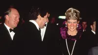 Putri Diana memakai liontin salib Attalah dalam sebuah acara amal. (dok. Instagram @sothebys/https://www.instagram.com/p/CnZyKctLrlG/?hl=en/Dinny Mutiah)