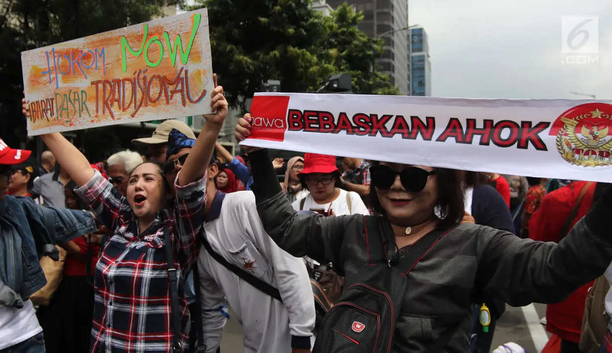 Momen saat massa pro Basuki Tjahaja Purnama atau Ahok yang tergabung dalam Komunitas Bangsa Bersatu ketika melakukan aksi di depan PN Jakarta Utara, Senin (26/2). Mereka meminta Ahok dibebaskan (Liputan6.com/Arya Manggala)