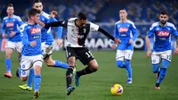 Bek Juventus, Alex Sandro (tengah) menggiring bola dari kawalan gelandang Napoli Diego Demme selama pertandingan lanjutan Liga Serie A Italia di Stadio San Paolo di Naples (26/1/2020). Napoli menang tipis atas Juventus 2-1. (AFP Photo/Alberto Pizzoli)