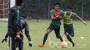 Pemain Timnas Indonesia U-22, Arsyad Yusgiantoro, berebut bola dengan Paulo Oktavianus Sitanggang. Luis Milla, juga meminta pemain untuk melakukan umpan-umpan pendek sebelum membuat serangan. (Bola.com/M Iqbal Ichsan)