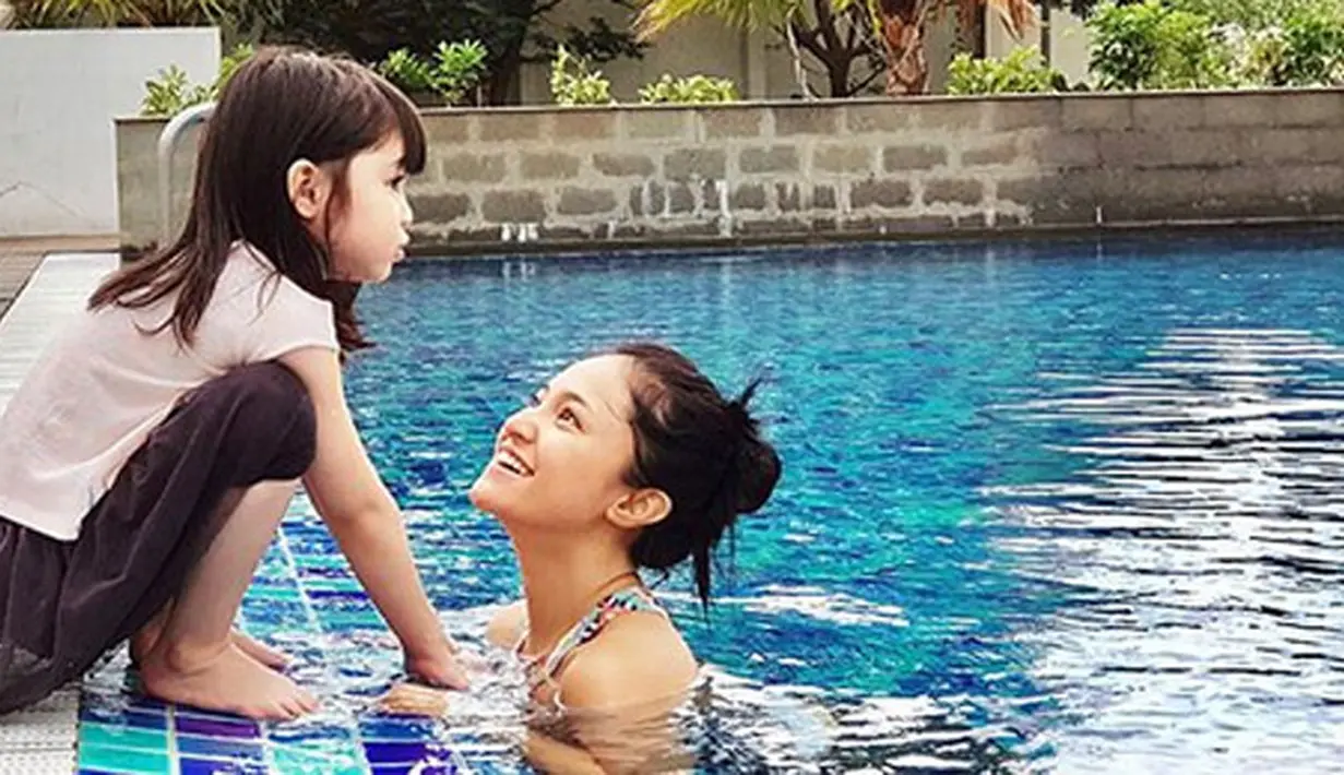 "Dan sekarang apa yang harus saya lakukan. Ketika semua yang aku bisa pikirkan adalah pikiran kehilanganmu. Anak perempuanku." sambungnya. (Instagram/marshanda99)