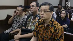 Terdakwa suap anggota DPRD Kalteng Edy Saputra Suradja, Teguh Dudy Syamsuri Zaldy dan Willy Agung (kiri ke kanan) jelang sidang putusan di Pengadilan Tipikor, Jakarta, (13/3). Ketiganya dihukum 1 tahun 8 bulan penjara. (Liputan6.com/Helmi Fithriansyah)