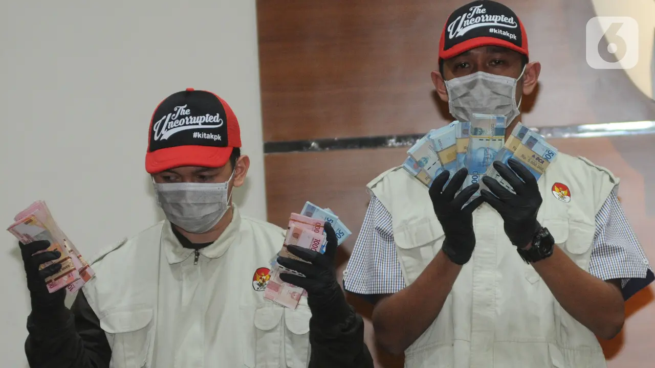 KPK Tunjukkan Uang Hasil OTT Bupati Lampung Utara
